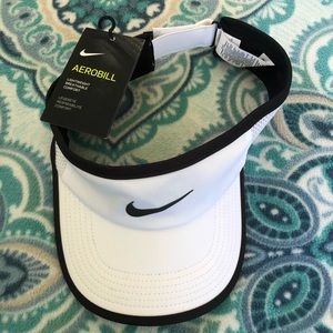 ⚪️White Nike visor